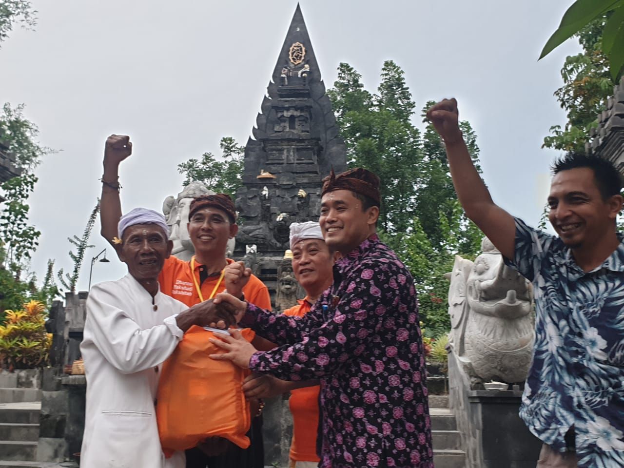 podiumnews.com-Gandeng Prajaniti, BDDN Serahkan Rsi Yadnya, Bibit Alpukat, dan Sembako